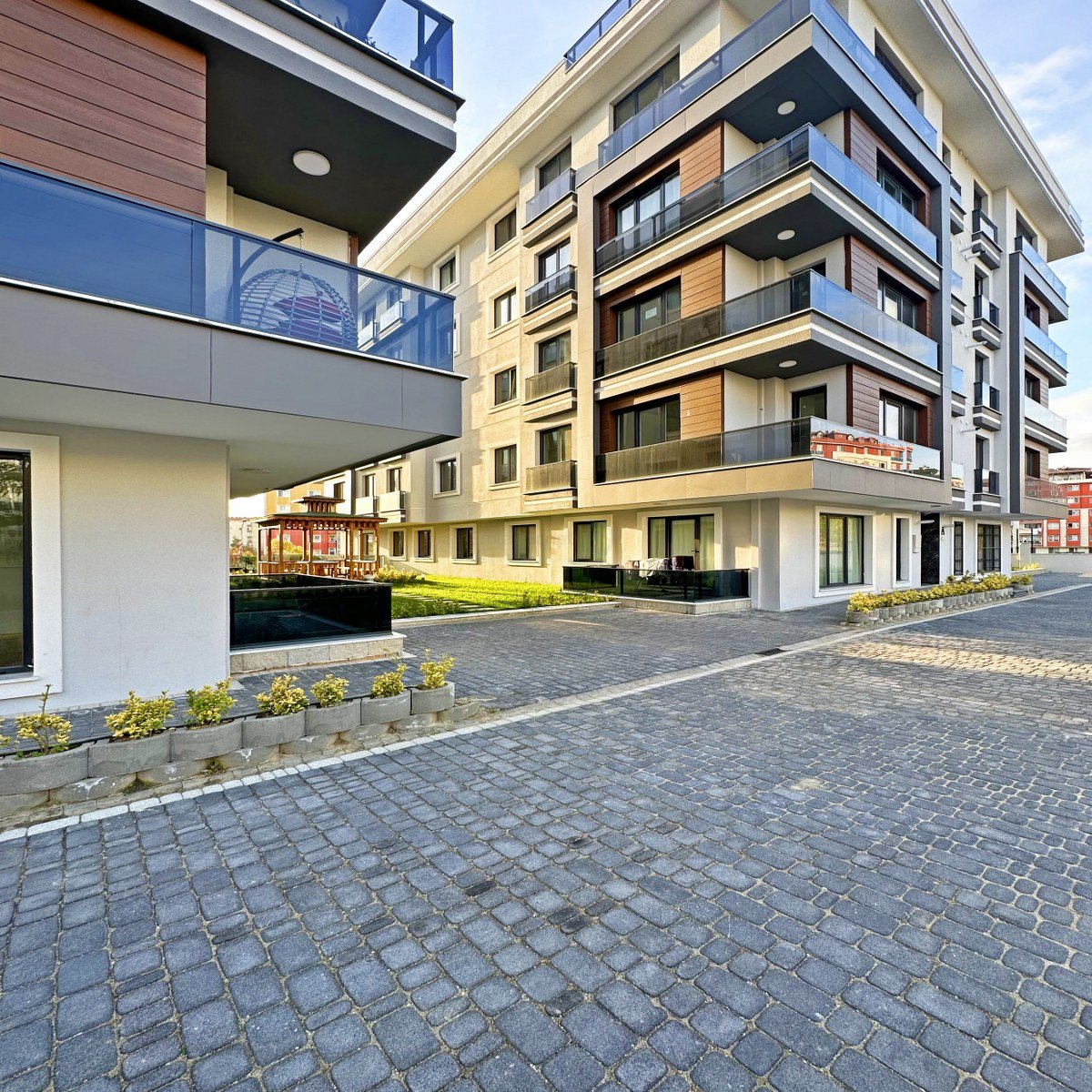 Adnan Kahveci Mahallesinde Balkon ve Bahçe Kullanımlı Daire-Füme