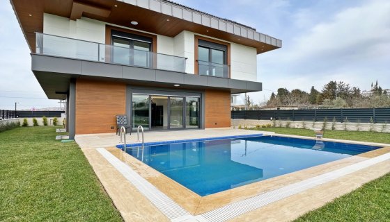 Beylikdüzü'nde Sinema Odalı Kendine Ait Havuzu Olan Şık Villa...